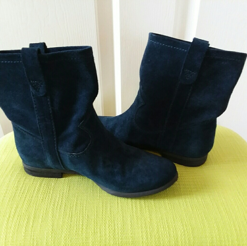 Vince Comuto blue suede ankle boots low heel